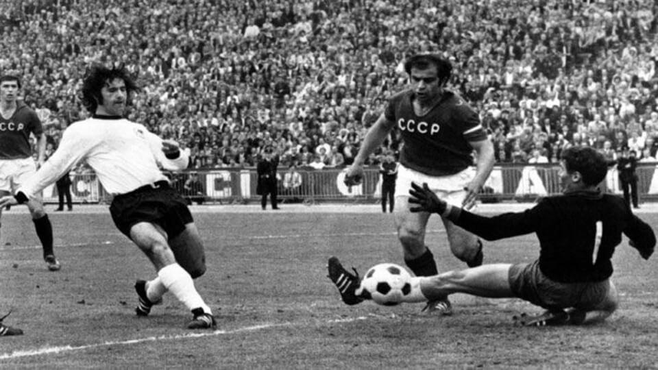 Διαβάστε για το Euro 1972. Διαβάστε για την πανίσχυρη ομάδα της Δυτικής Γερμανίας με Μίλερ και Μπεκενμπάουερ που κατέκτησε το πρώτο της Euro.