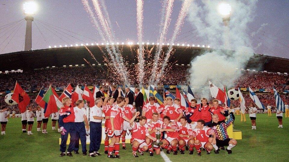 Διαβάστε για το Euro 1992. Διαβάστε για την Δανία που έκανε την έκπληξη και κατέκτησε το Euro 1992 από το πουθενά καθώς και για τον Σμάιχελ.