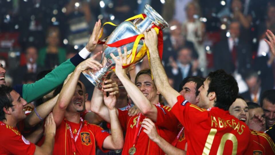 Διαβάστε για το Euro 2008. Διαβάστε για την μεγάλη ομάδα της εθνικής Ισπανίας με Τσάβι, Ινιέστα, Βίγια, Φερνάντο Τόρες κ.α.