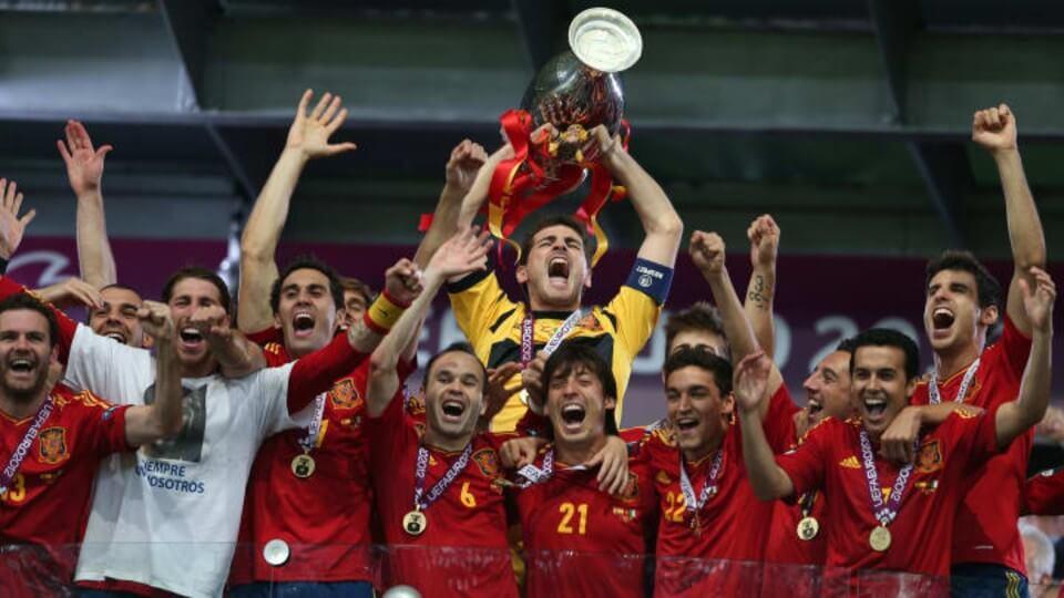 Διαβάστε για το Euro 2012. Διαβάστε για τον τρίτο συνεχόμενο τίτλο (Mundial / Euro) της εκπληκτικής φουρνιάς ποδοσφαιριστών της Ισπανίας.