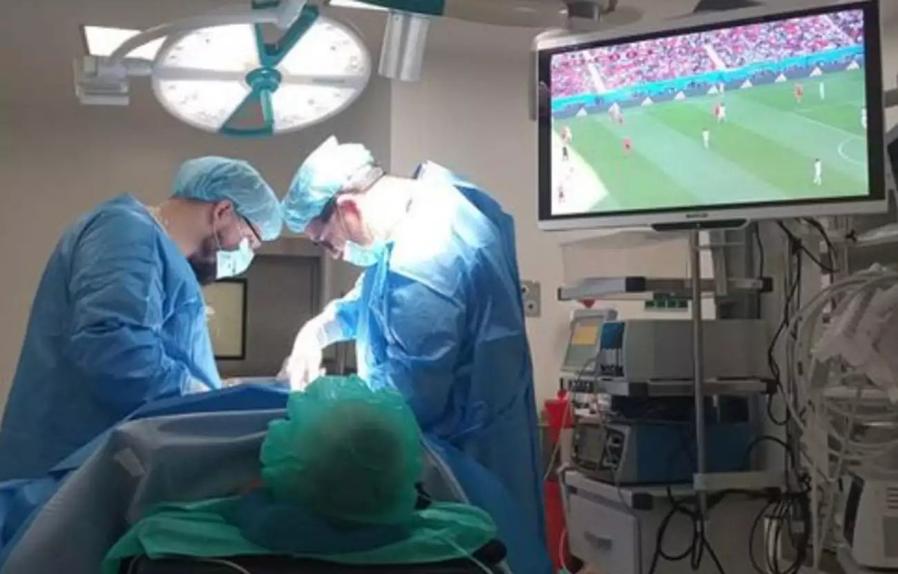 Ασθενής στην Πολωνία έβλεπε αγώνα την ώρα του χειρουργείου του