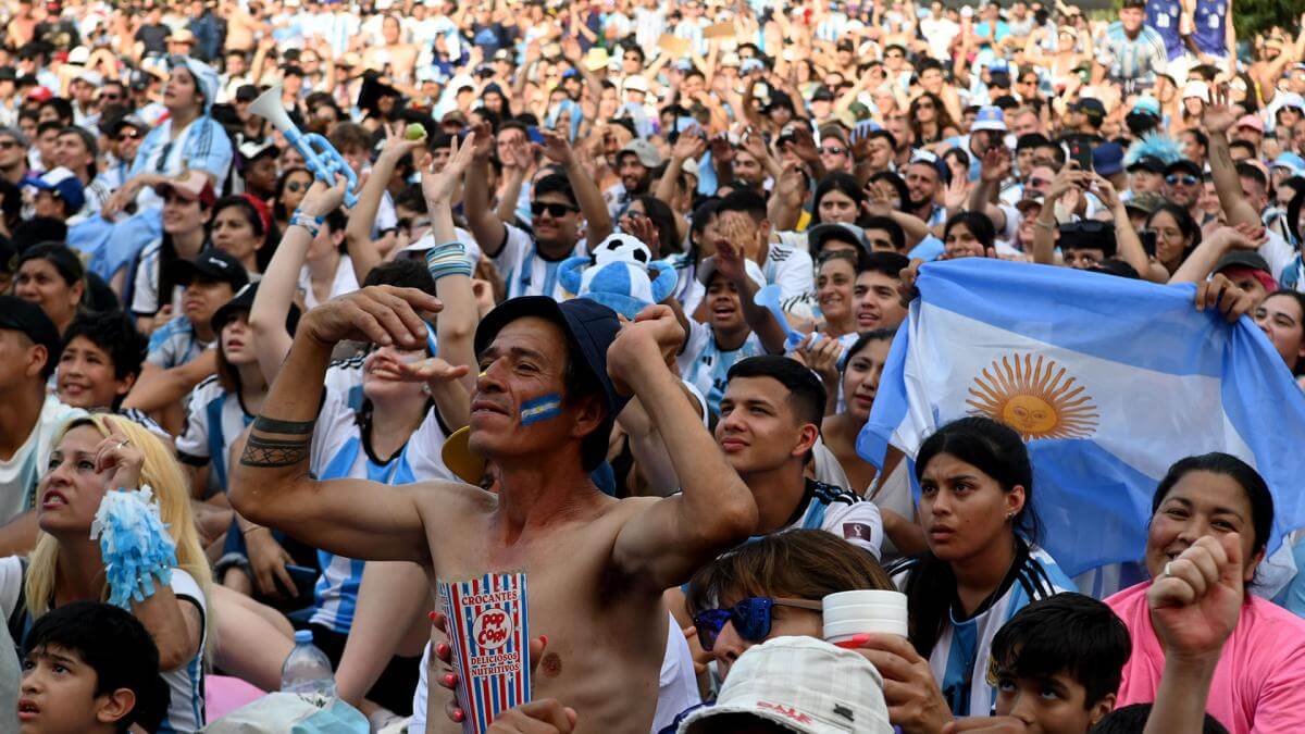 Πανηγύρισαν μες τη βροχή οι Αργεντινοί φίλαθλοι την πρόκριση