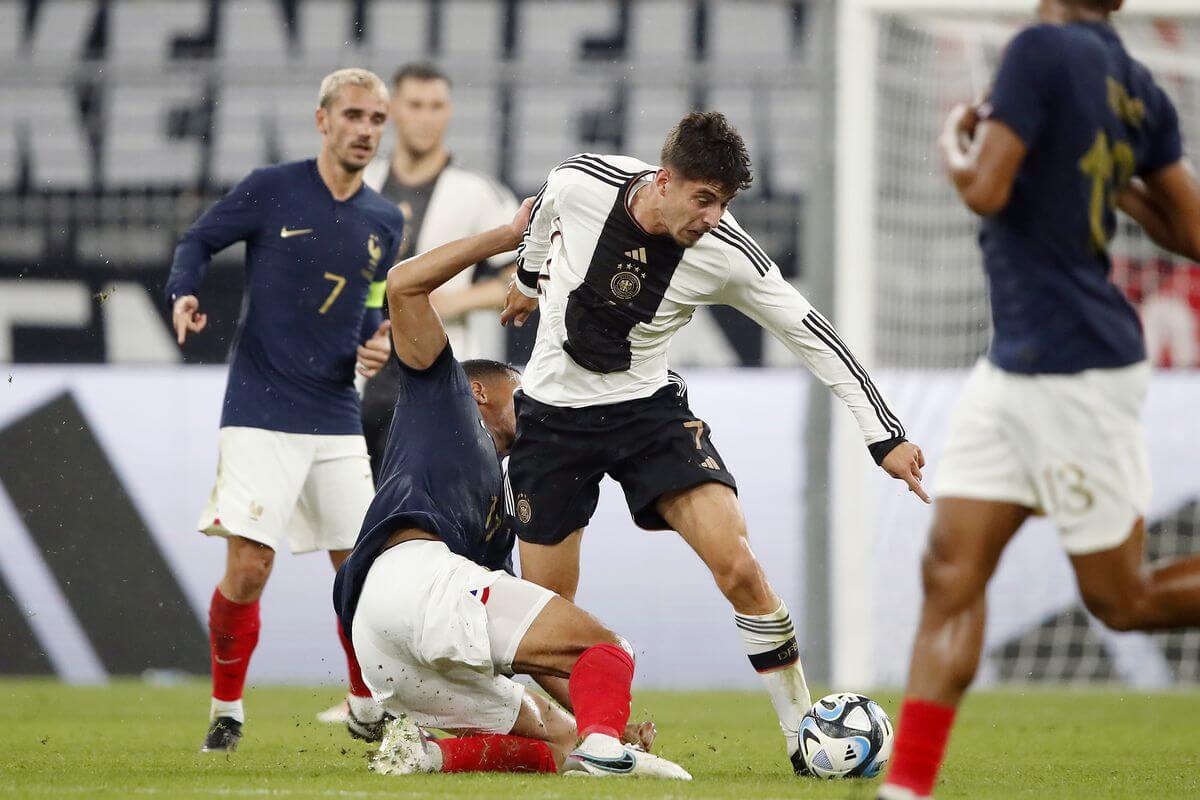 προγνωστικά με την ποδοσφαιρική εθνική γαλλίας και τους παίκτες της να μάχονται εναντίον της εθνικής γερμανίας.